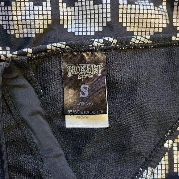 New IRONFIST Digital Skulls One-piece Swimsuit Size Sm 💀🖤 - Picture 9 of 10